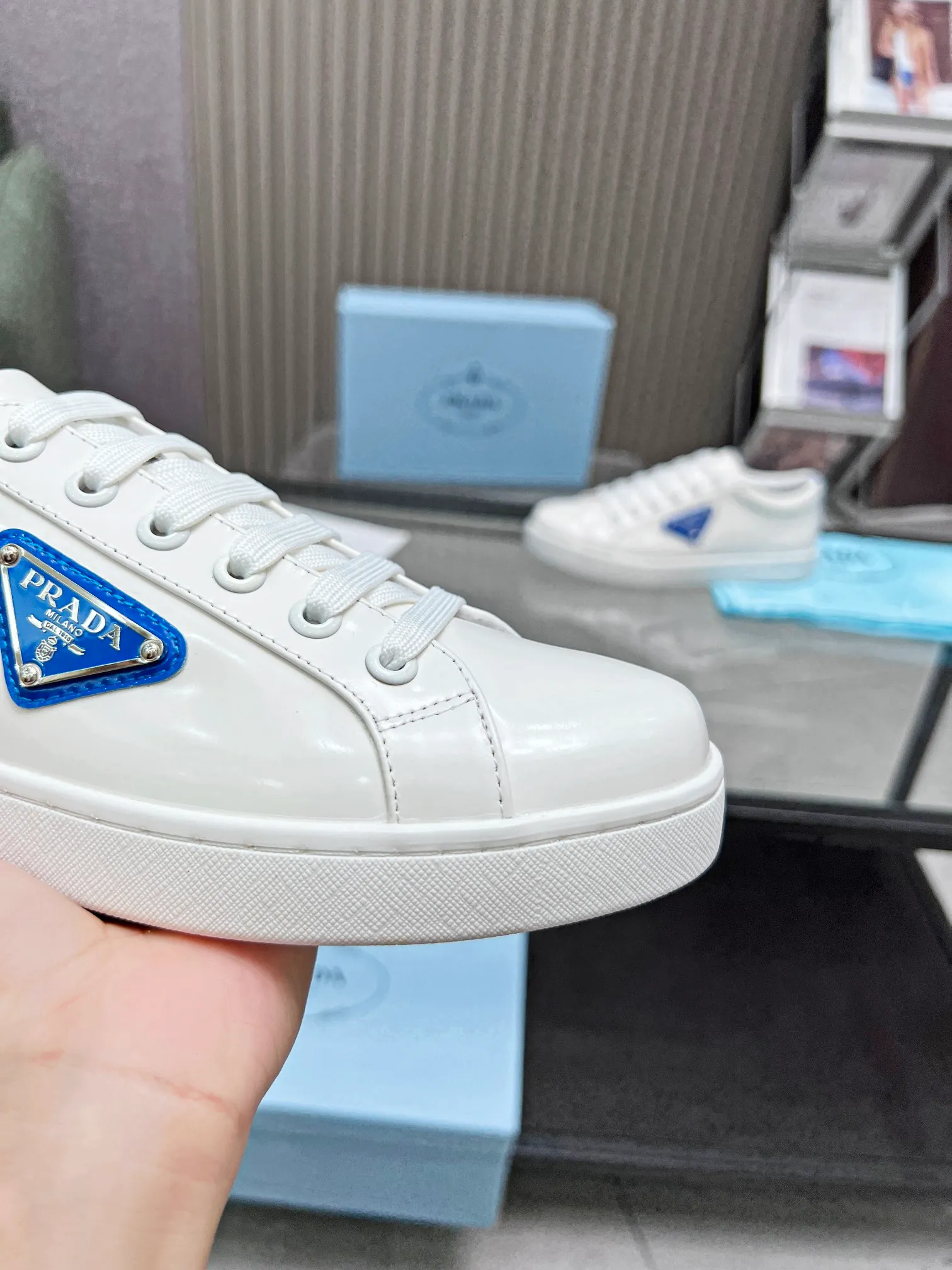 💕💕Factory direct selling price p440💕💕 Men's size +10 🔥🔥🔥4044 Louis Vuitton official website synchronized couple sneakers, this Run Away sneaker is made of calf leather and Monogram nylon print plus technical rubber outsole, LV letters are written on the side, and LV Circle is engraved on the metal shock-absorbing structure Logo, hidden insole subtly increases the height, reproducing the classic design of Louis Vuitton shoe series. Sizes for women are 35-42, men’s sizes are 39-46.